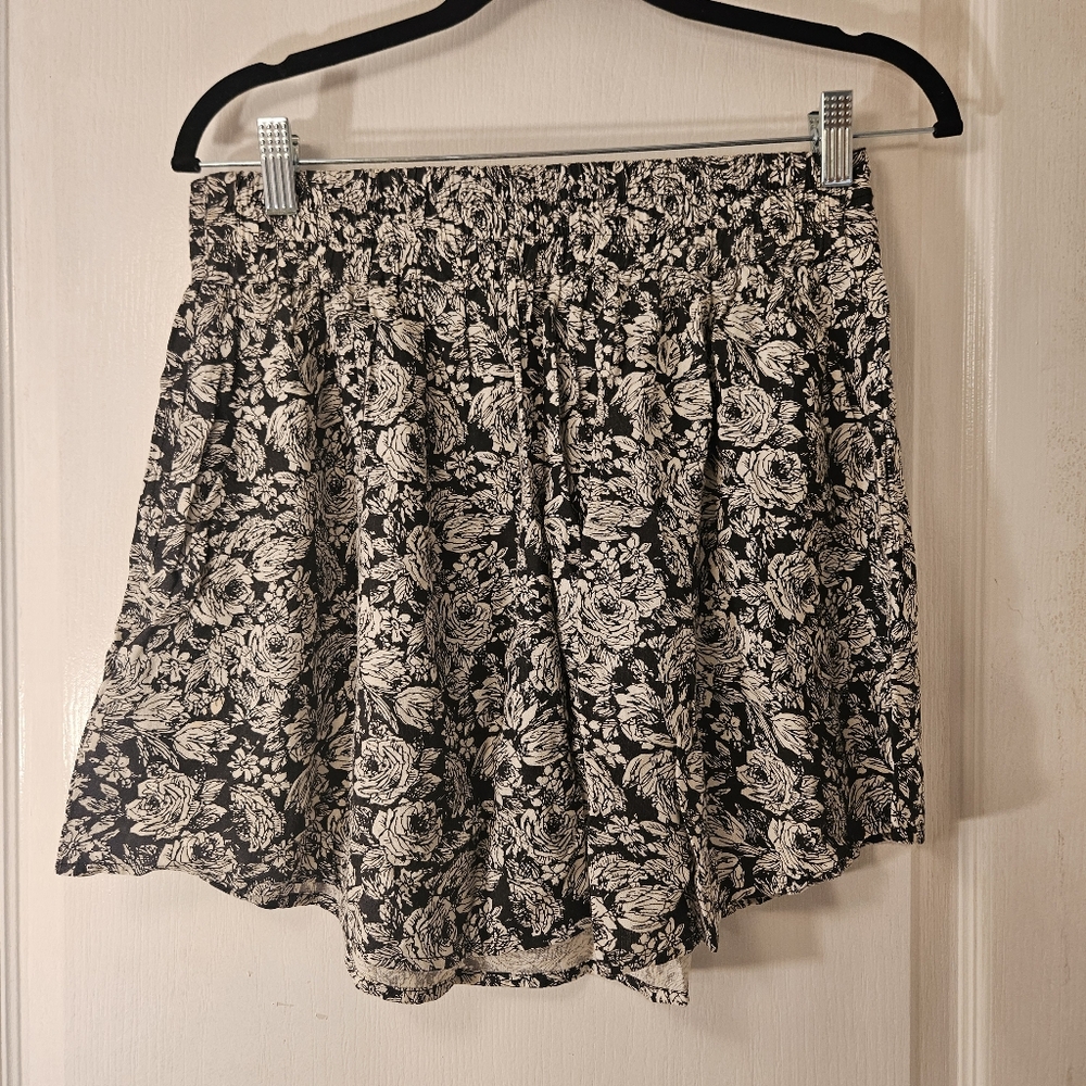 Kimchi blue size M Medium floral mini black and white skirt